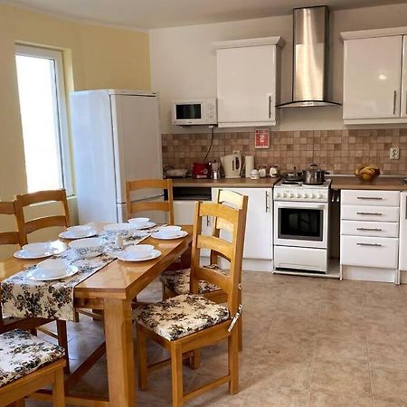 Apartment Happy Place Akatcia Veliko Tarnovo Exterior photo